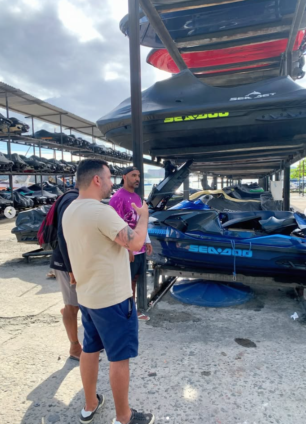 Instrutor explicando sobre jet ski para aluno